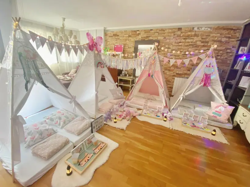 Niños en un taller creativo durante un cumpleaños en Zaragoza