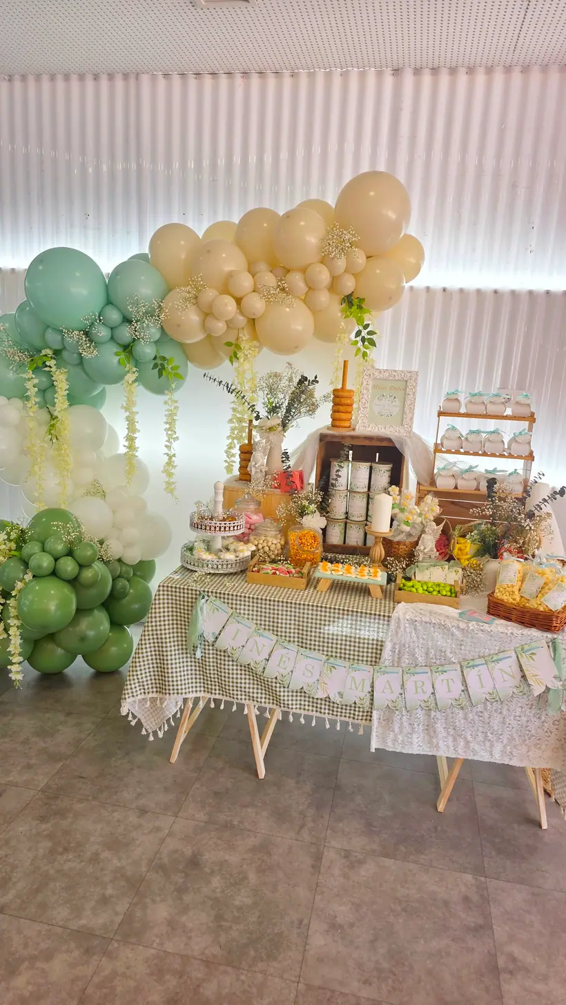 Mesa dulce decorada para una fiesta infantil en Zaragoza