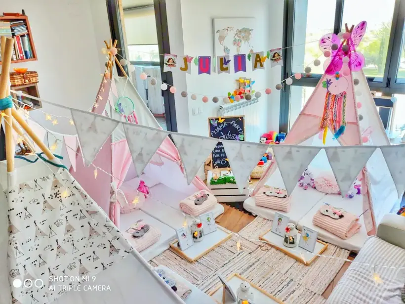 Tipi decorado con luces cálidas para una fiesta infantil de Navidad en Zaragoza