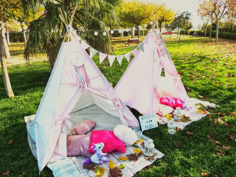 Tipis montados en un jardín para una fiesta infantil en Alagón